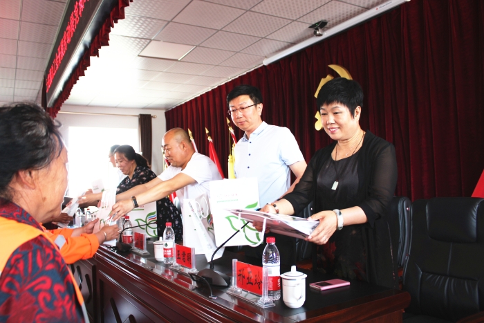 旗总工会领导发放体检卡 旗总工会领导发放体检卡