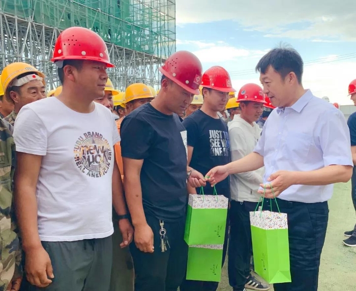 云鉴区长给一线工人送慰问品
