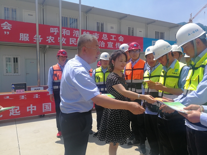 发放宣传资料