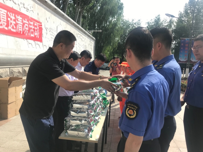 如意开发区工会领导为执法局和环卫工人发放防暑降温物品2