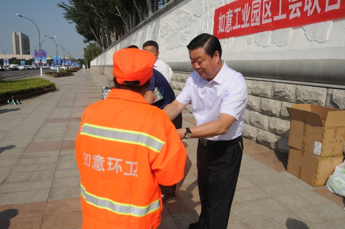 如意开发区工会领导为执法局和环卫工人发放防暑降温物品5