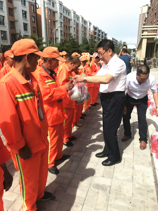 金川工业园区工会对环卫工人进行慰问2