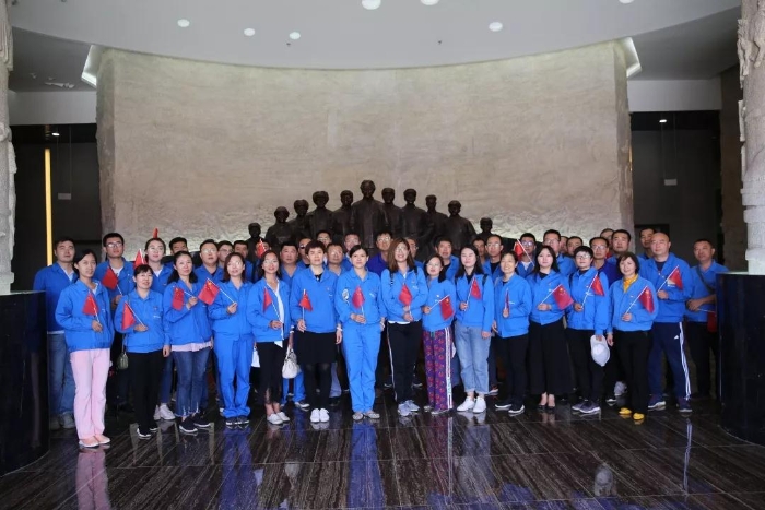 参观绥蒙革命纪念园