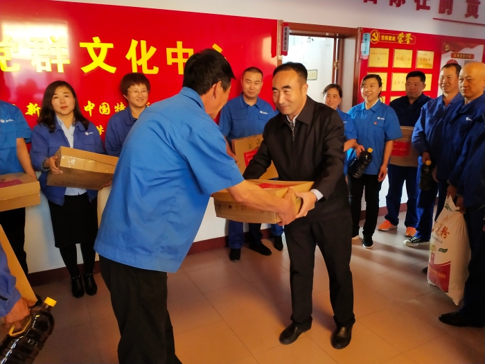 县委副书记田文阁慰问职工