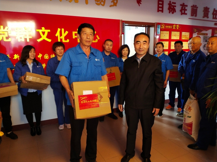 县委副书记田文阁与职工合影