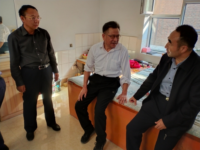 自治区劳动模范张生科家中，田文阁副书记仔细询问劳模的生活状况