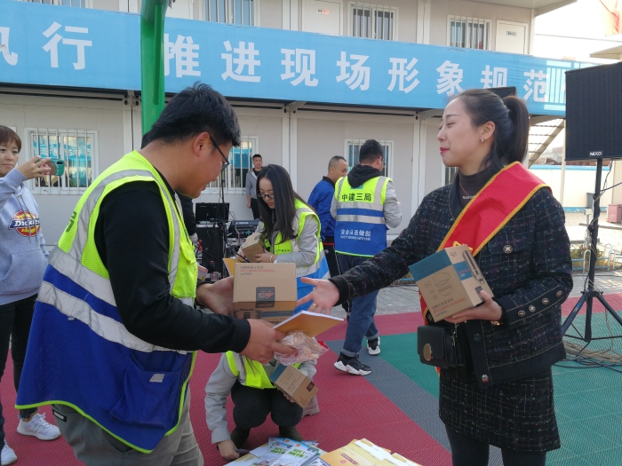 发放书籍和小礼品