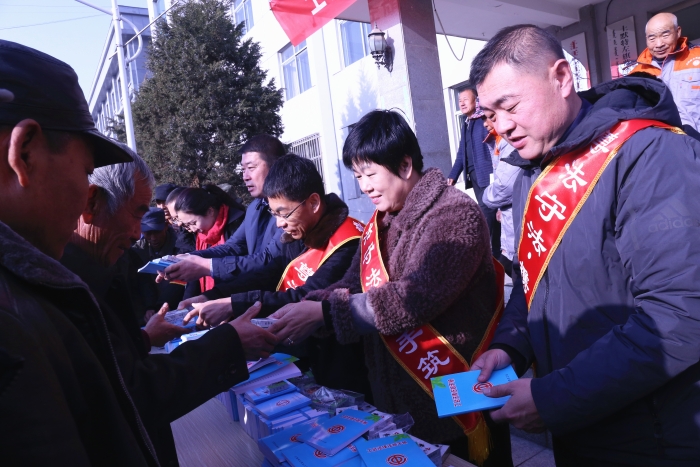 土左旗总工会为白庙子镇农民工发放《工会法》《劳动法》《劳动合同法》等宣传手册1000余份，并向他们细致讲解其切身利益密切相关的劳动法律法规及政策