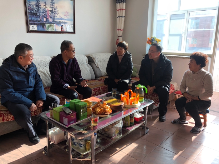 慰问困难职工郭利军
