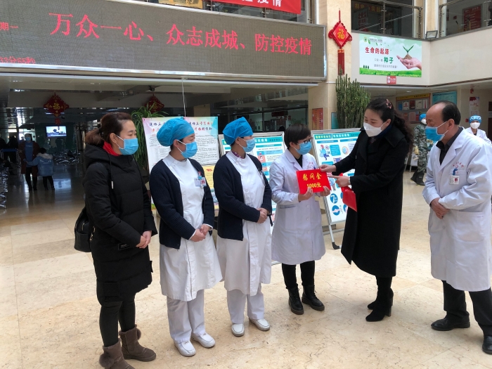 旗政协副主席、总工会主席云钰琴向家属代表们致以真诚的问候和由衷的敬意，为每个家庭送上5000元慰问金，叮嘱他们做好防护，保重好身体、照顾好家庭