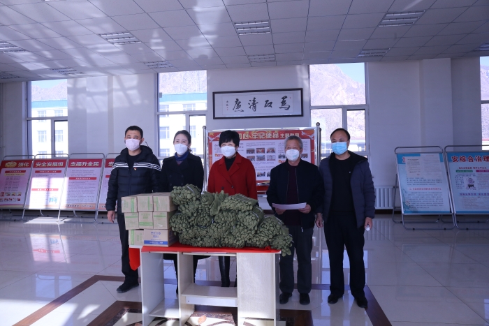 旗政协副主席、总工会主席云钰琴及总工会慰问组一行先后到敕勒川镇人民政府、陶思浩581公里+200米处检测点，为疫情防控一线的工作人员送去了口罩、手套防护物品及水果、牛奶等慰问物资