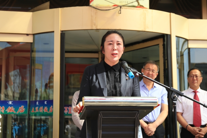 旗政协副主席、总工会主席云钰琴