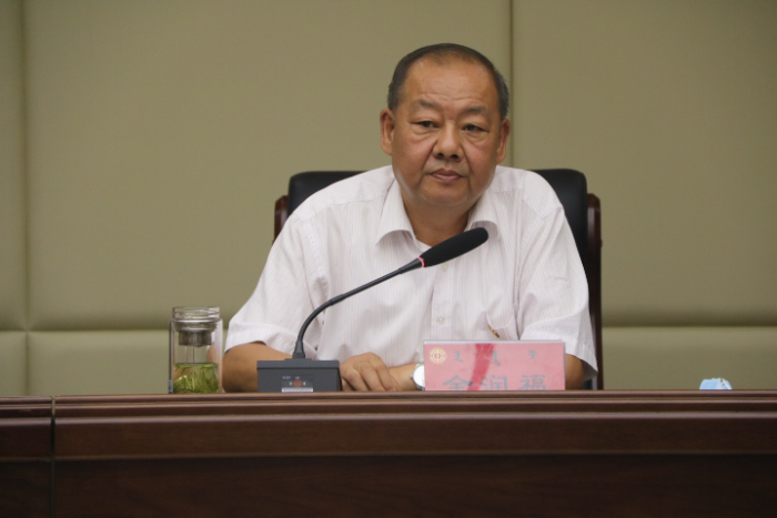 赛罕区总工会党组书记金润福主持会议