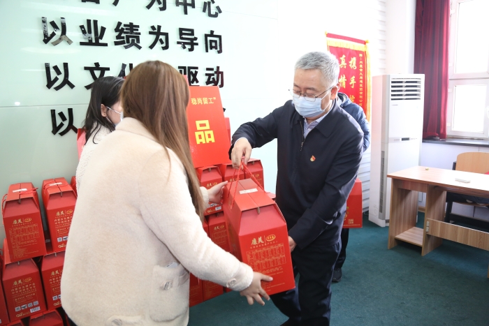 发放新春大礼包2