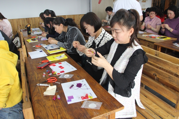 女职工叠花学习