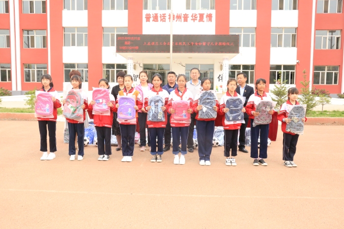 慰问白庙子中心校学生1