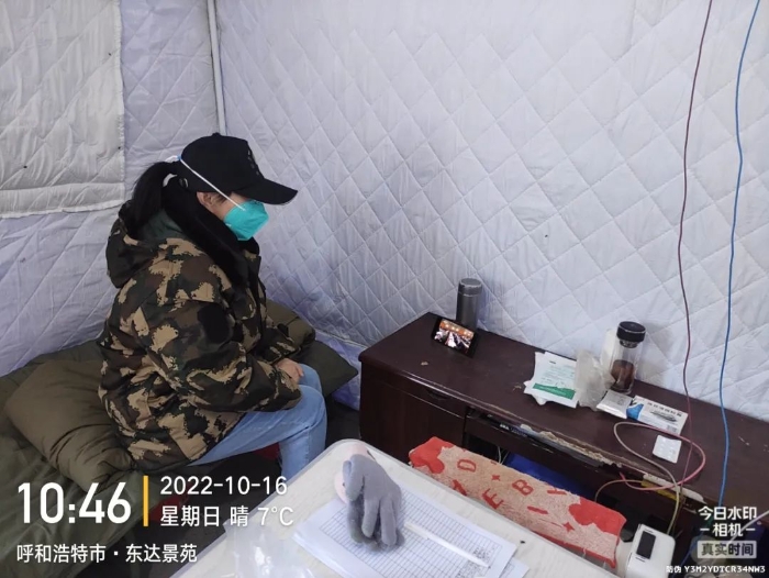 社区防疫人员收看中国共产党第二十次全国代表大会